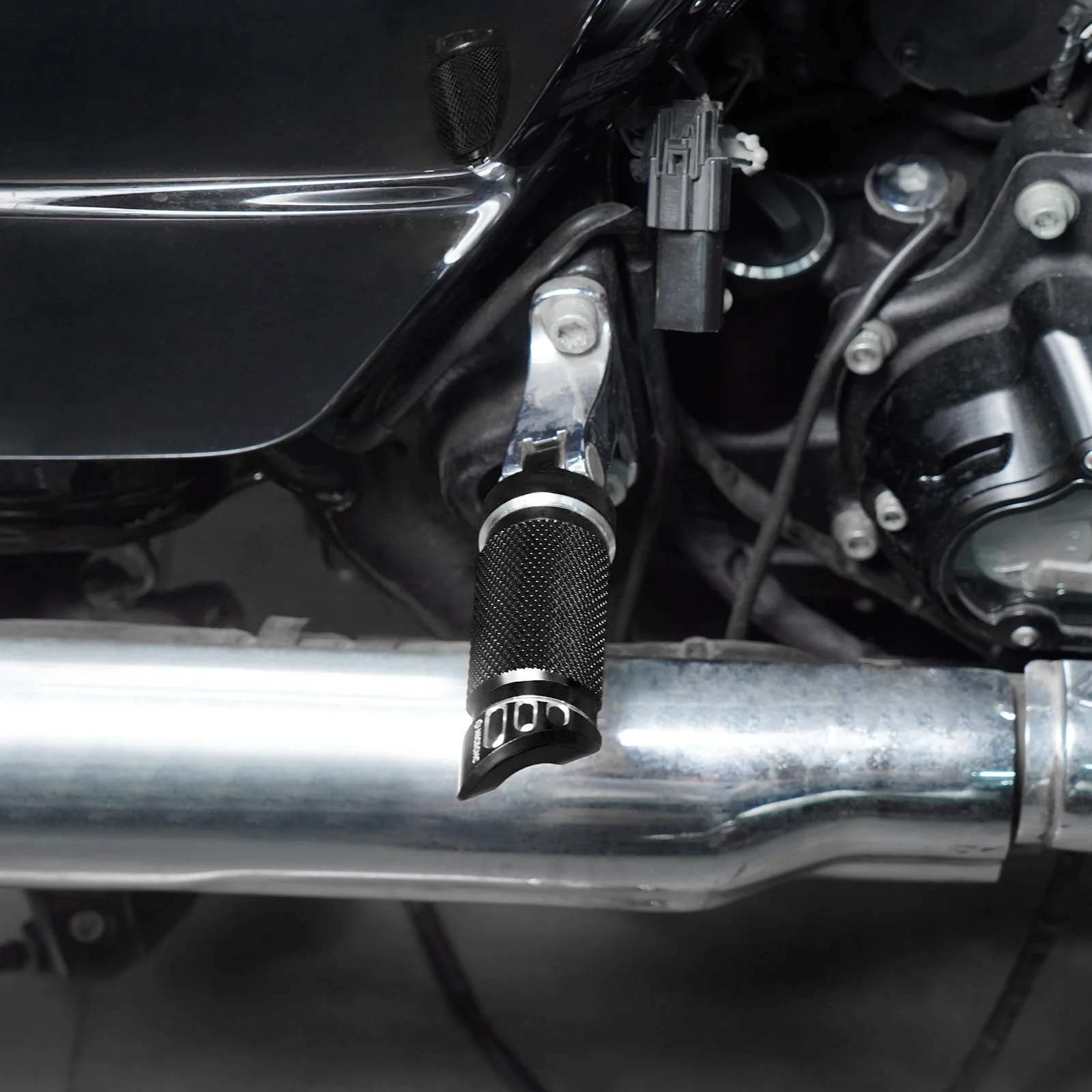 Passenger Footpegs Pedals Footrest For Harley Road King Street Glide Road Glide - Image 4