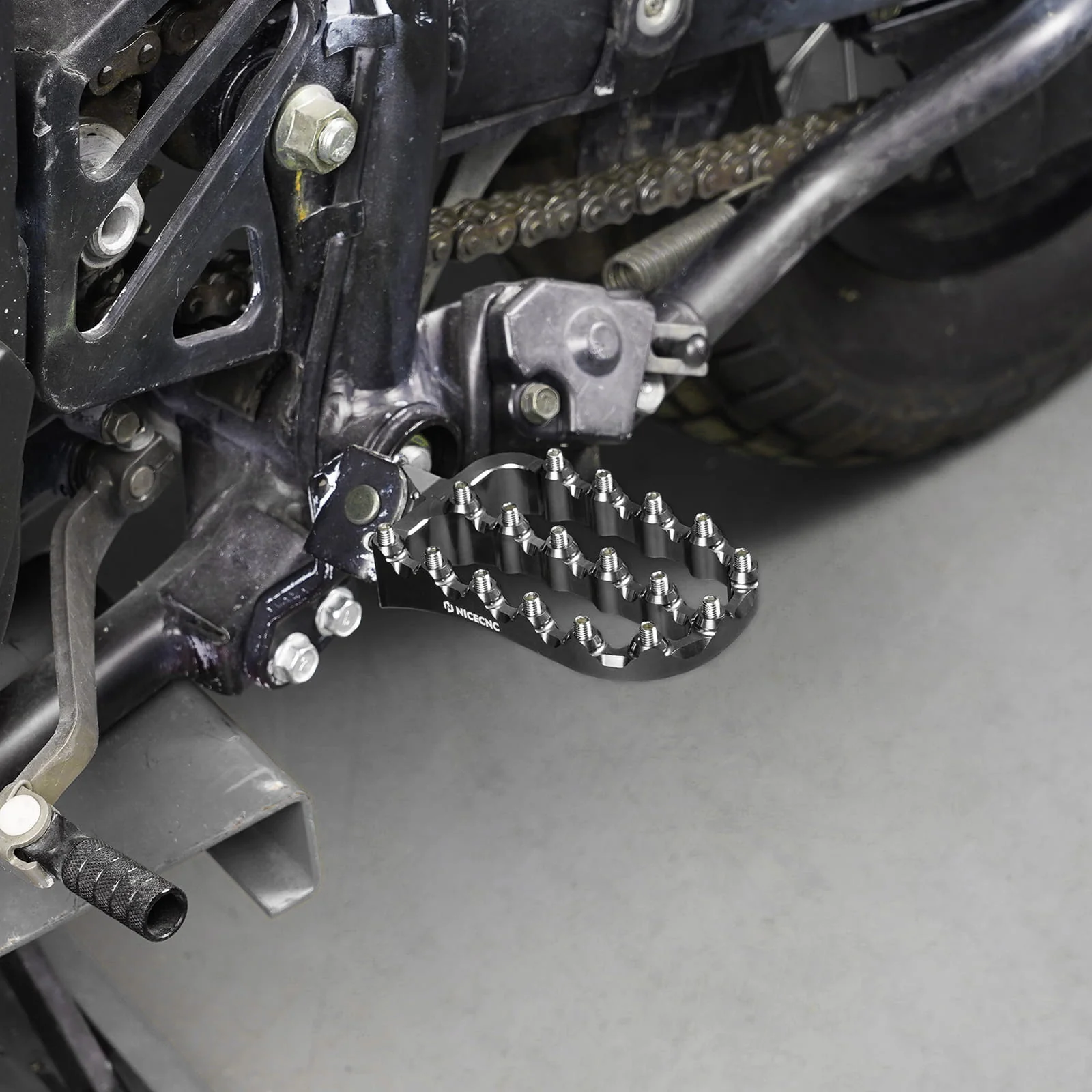 Enlargerd Wide Footpegs Pedals + Lowered Brackets For Kawasaki KLR650 1987-2018 - Image 2