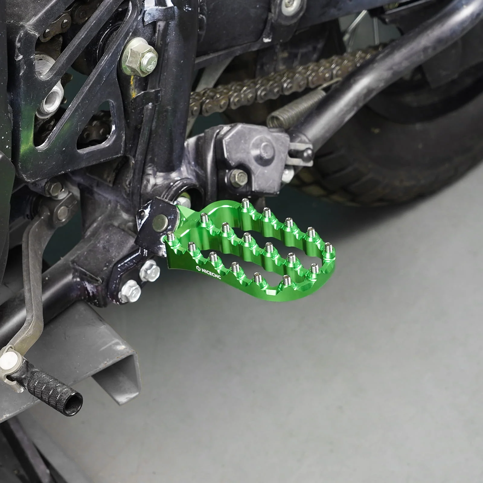 Enlargerd Wide Footpegs Pedals + Lowered Brackets For Kawasaki KLR650 1987-2018 - Image 4